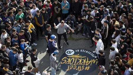 Freestylers improvisando frente al público en una batalla de freestyle